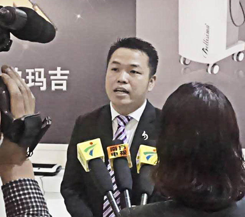 丘经理接受电视台采访 丘经理接受电视台采访